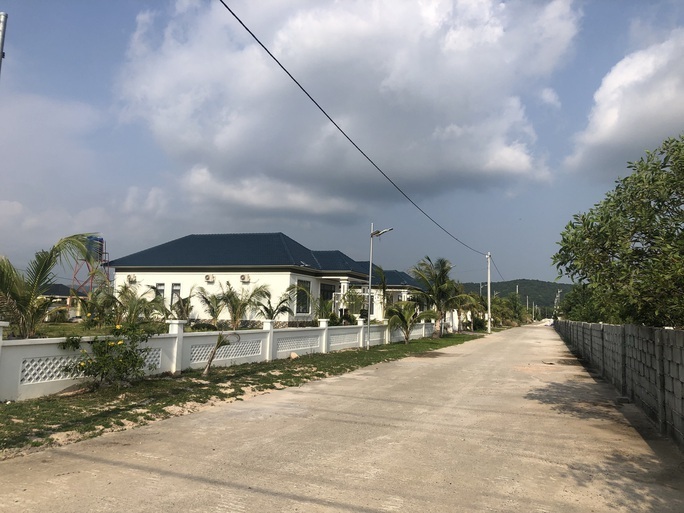 Khu biệt thự 79 căn mọc lên trên đất công như giữa chốn không người là một trong những vấn đề sai phạm về đất đai nổi cộm ở Phú Quốc.