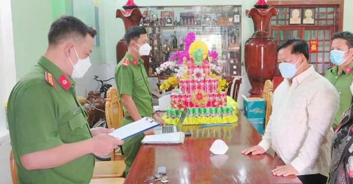 Công an đọc lệnh khởi tố bị can và bắt tạm giam Nguyễn Bá Quận trước đó. (Ảnh: CACC)