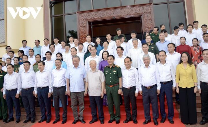 Tổng Bí thư Nguyễn Phú Trọng và đoàn công tác chụp ảnh cùng các cán bộ lãnh đạo tỉnh Lạng Sơn.