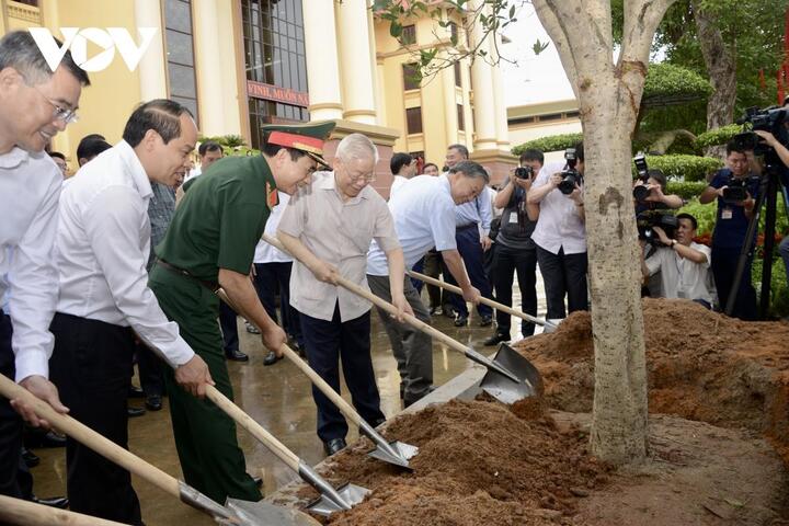 Tổng Bí thư Nguyễn Phú Trọng trồng cây lưu niệm tại trụ sở Tỉnh ủy Lạng Sơn.