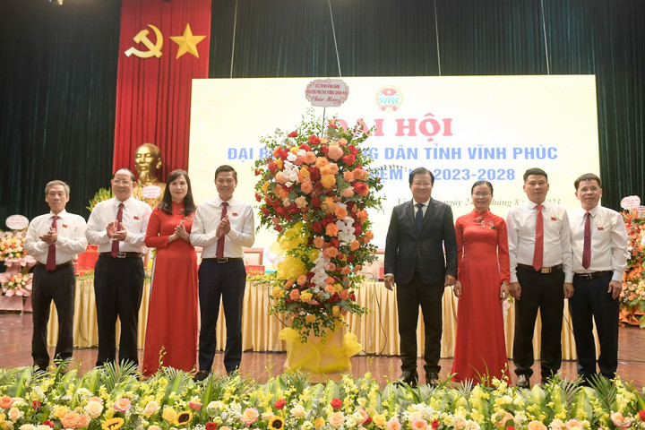 Ông Trịnh Đình Dũng, nguyên Uỷ viên Trung ương Đảng, nguyên Phó Thủ tướng tặng hoa chúc mừng Đại hội đại biểu Hội Nông dân tỉnh Vĩnh Phúc.