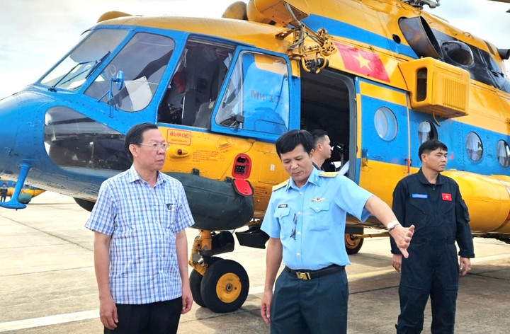 Chủ tịch UBND TP.HCM Phan Văn Mãi chuẩn bị lên trực thăng. (Ảnh: N.A.).