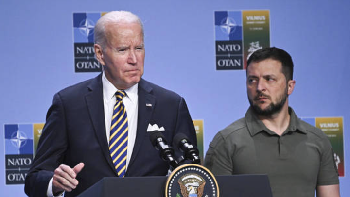 Tổng thỗng Joe Biden và Tổng thống Ukraine Vladimir Zelensky. (Ảnh: AP)