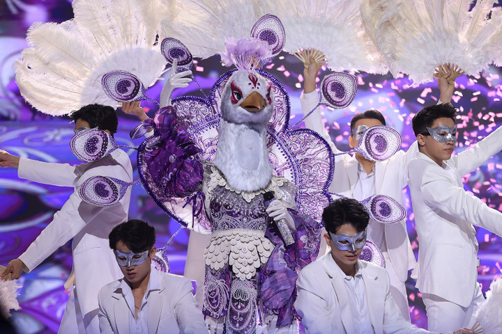 Bạch Khổng Tước là nhân vật mới xuất hiện trong tập 3 với ca khúc Như lời đồn. Các cố vấn không ngớt lời cảm thán về khả năng xử lý bài hát kết hợp với vũ đạo. Nhiều suy đoán được đưa ra với những cái tên như Thu Minh, Lệ Quyên, Trà My Idol.. nhưng chưa ai dám khẳng định.