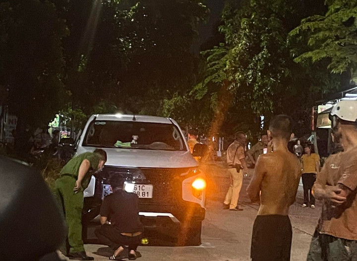 Lực lượng chức năng khám nghiệm hiện trường vụ tai nạn thương tâm. (Ảnh: Người dân cung cấp)