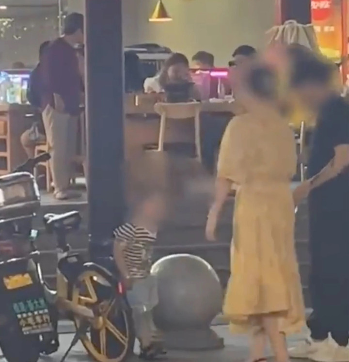 Đứa trẻ bị nố mẹ trói vào cột ở khu ẩm thực.