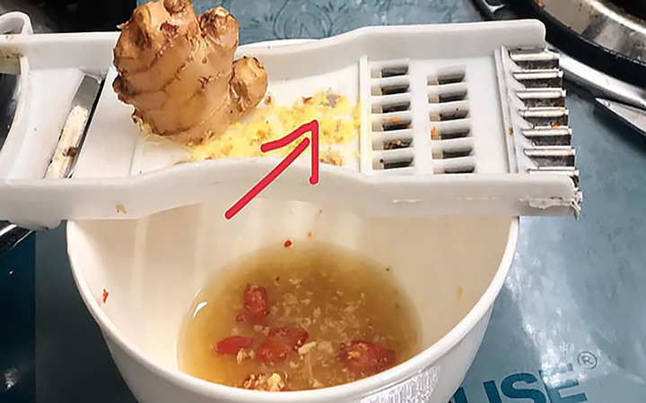 Tác dụng của những lỗ tròn trên thân dao là để mài củ, quả nhỏ lại thay vì phải băm hay giã. Với gừng, tỏi hay thậm chí cả khoai tây cũng đều có thể sử dụng để mài nhỏ một cách dễ dàng.