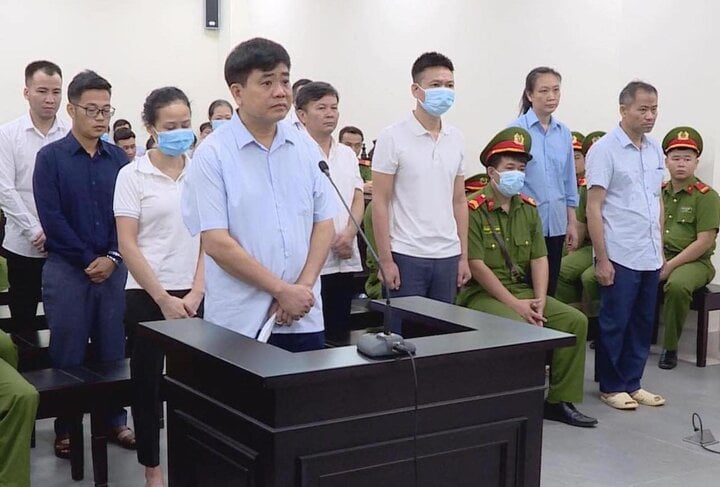 Cựu Chủ tịch Hà Nội Nguyễn Đức Chung cùng các bị cáo khác tại toà.
