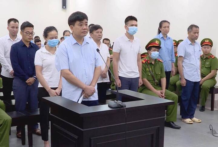 Ông Nguyễn Đức Chung cùng các bị cáo khác trong vụ án nâng khống giá cây xanh.