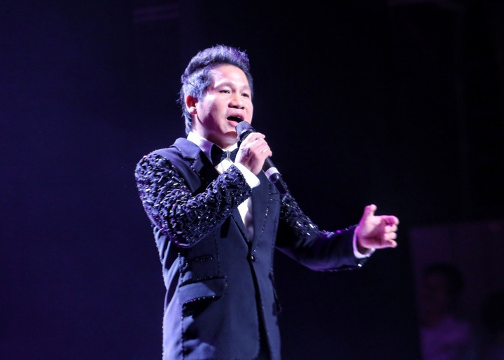 Trọng Tấn thể hiện ca khúc "Tiếng đàn bầu". (Ảnh: Tuấn Đức)