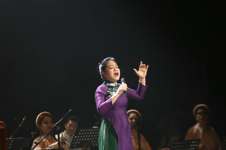 Anh Thơ biểu diễn ca khúc "Một thoáng Tây Hồ". (Ảnh: Tuấn Đức)