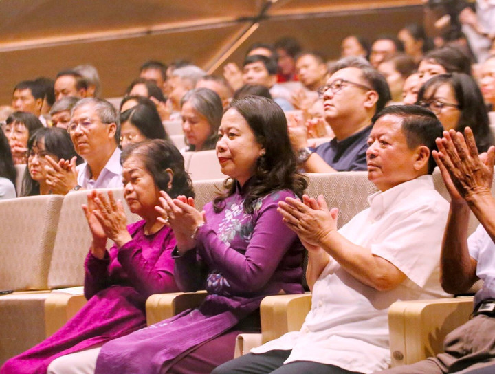 Phó Chủ tịch nước Võ Thị Ánh Xuân cùng các đại biểu tham dự chương trình. (Ảnh: Tuấn Đức).