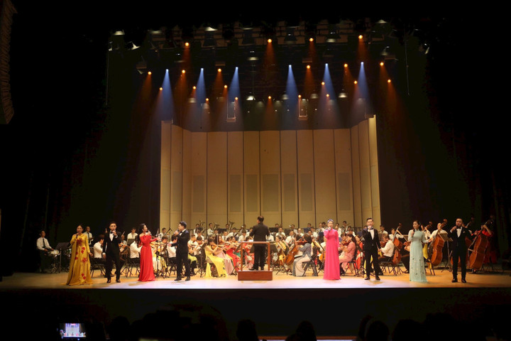 Các nghệ sỹ và dàn nhạc giao hưởng biểu diễn trong chương trình. (Ảnh: Tuấn Đức)
