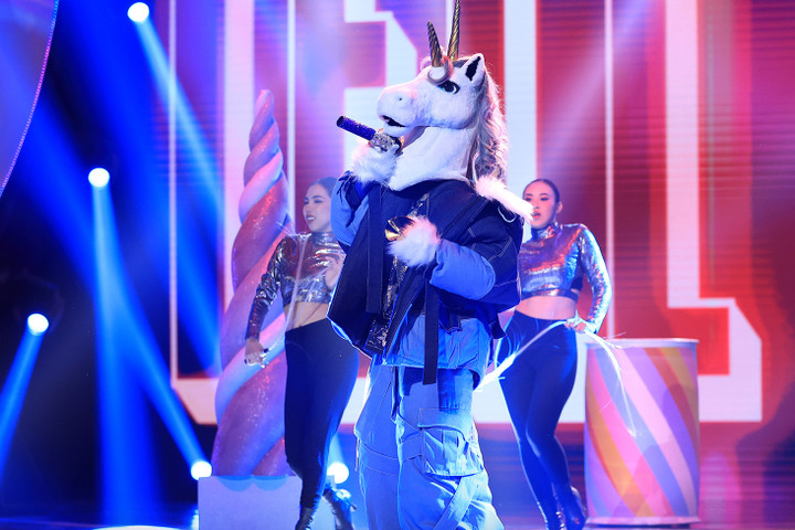 Tuy nói sở trường của mình là ballad, Kỳ Lân Lãng Tử quyết định thay đổi bản thân khi mang đến ca khúc Tell me why sôi động. Màn trình diễn đầy năng lượng này đưa dàn cố vấn vào thế khó khi phải đoán ai là người ẩn thân sau lớp mascot.