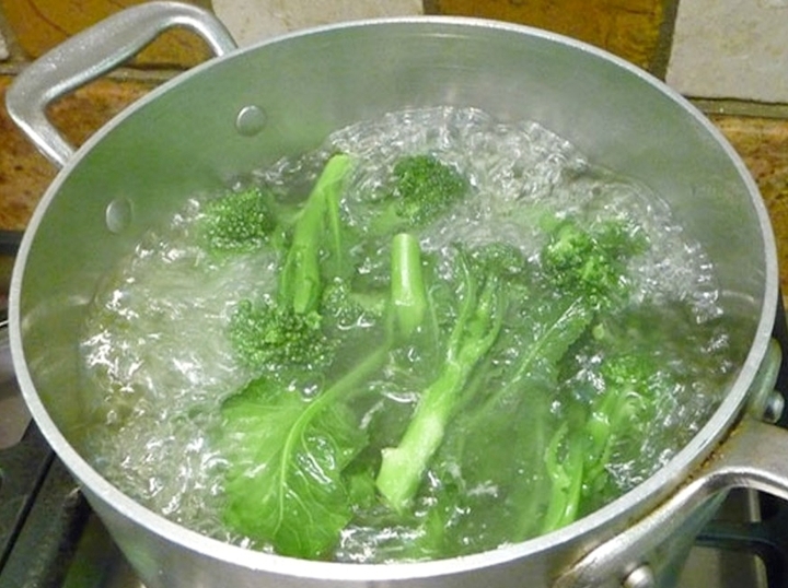 Luộc rau phải mở vung hay đậy vung là việc nhiều người vẫn thường thắc mắc. (Ảnh: BHX)