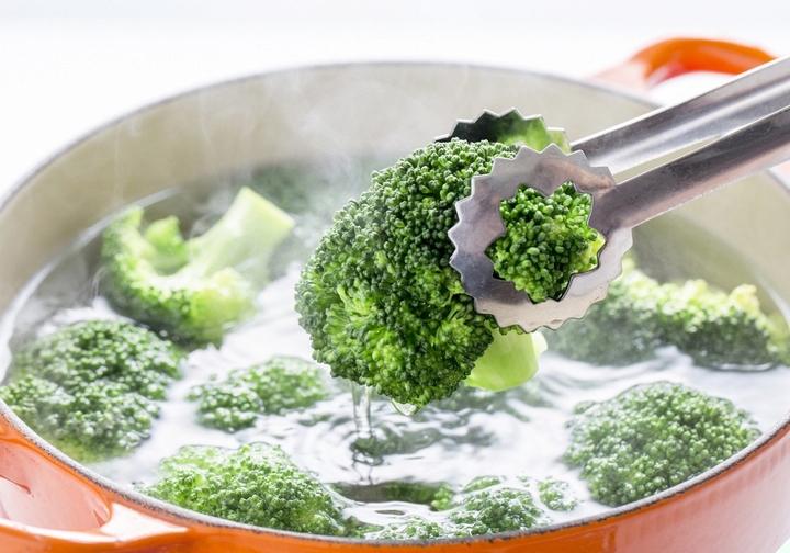 Luộc rau mở vung giúp rau có màu xanh đẹp. (Ảnh: B.L)