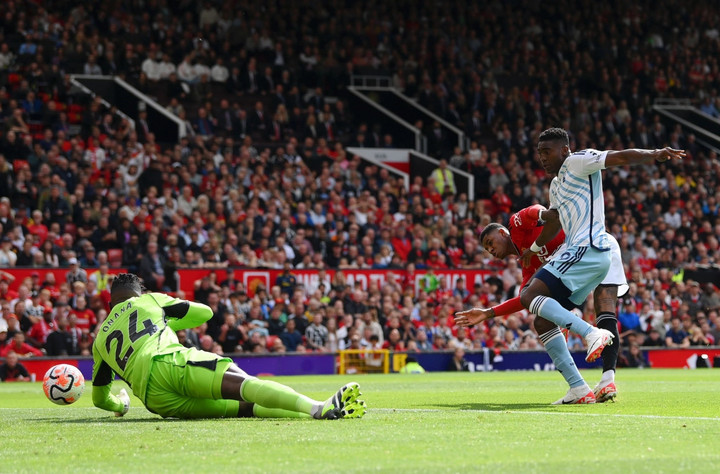 Nottingham ghi bàn từ pha phản công chỉ có 1 cầu thủ.