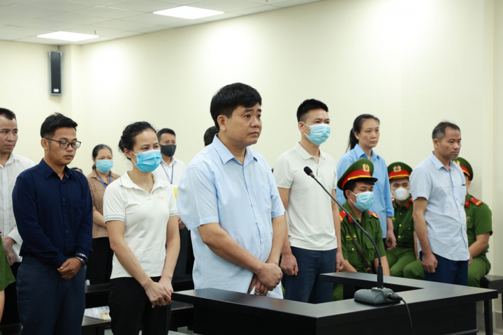 Các bị cáo tại toà.