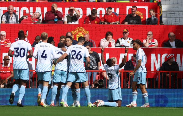 Nottingham Forest ghi liền hai bàn thắng đầu hiệp 1.