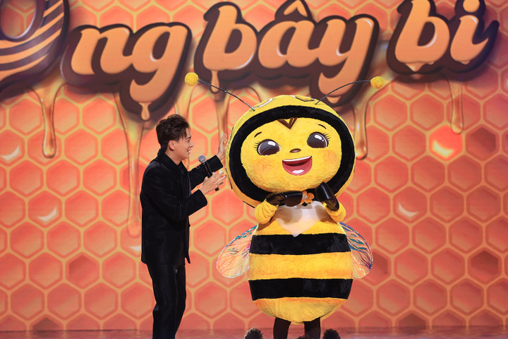 Tập 4 The masked singer Vietnam – Ca sỹ mặt nạ mùa 2 tiếp tục đem đến những màn trình diễn bùng nổ. Với "giao diện" đáng yêu, nhân vật mới Ong Bây Bi khiến dàn cố vấn và khán giả thích thú.