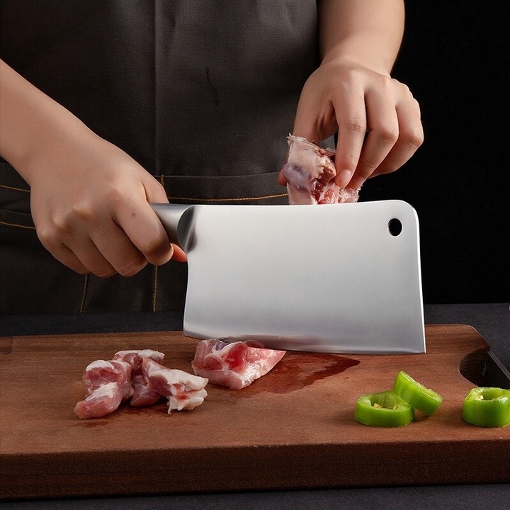 Lỗ tròn ở đầu dao giúp giải phóng áp suất khi chặt.