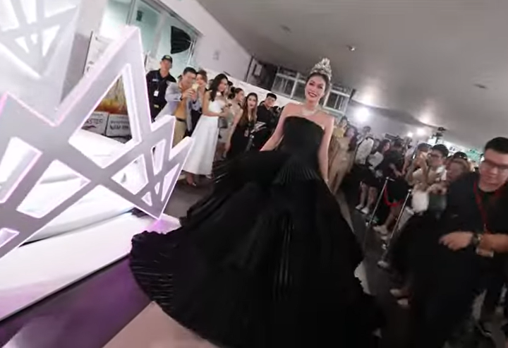 Thiên Ân xuất hiện trong tiếng reo hò của khán giả.