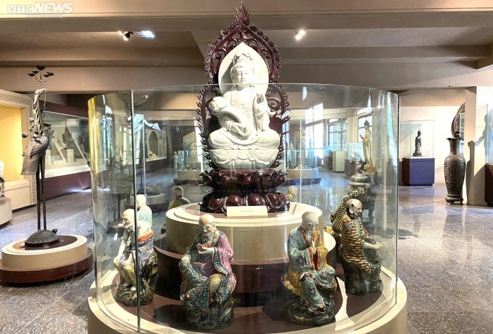 Bảo tàng còn lưu giữ nhiều bộ tượng Phật quý hiếm với rất nhiều chất liệu như gỗ, ngọc, đồng, sắt, đá… Trong đó, nhiều tượng được các chuyên gia giám định đánh giá là ngang tầm bảo vật quốc gia, có giá trị đặc biệt về mặt nghệ thuật lẫn giá trị tạo hình. Nổi bật như tượng bạch ngọc "Quan Thế Âm tống tử" tạc hình Phật Bà đang bế một trẻ nhỏ trên tay mà theo tương truyền được tìm thấy trong hoàng cung nhà Nguyễn. Cạnh đó là nhóm 8 tượng "Phật Mật Tông", tượng "Quan Âm tứ thủ", tượng "Phật Di Lặc".