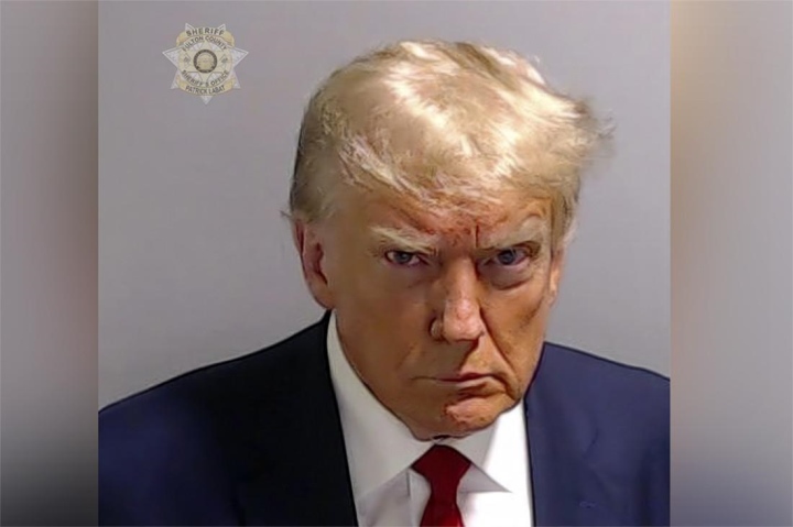 Ảnh chụp cựu Tổng thống Mỹ Donald Trump để lưu hồ sơ tại nhà tù Atlanta, bang Georgia. (Ảnh: Cảnh sát hạt Fulton)