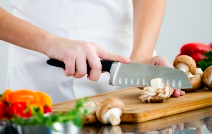 Có 2 vị trí lỗ phổ biến trên con dao là ở phần đầu và phần dọc thân dao