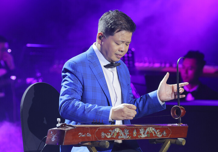Nam ca sĩ trình diễn đàn bầu trong liveshow.