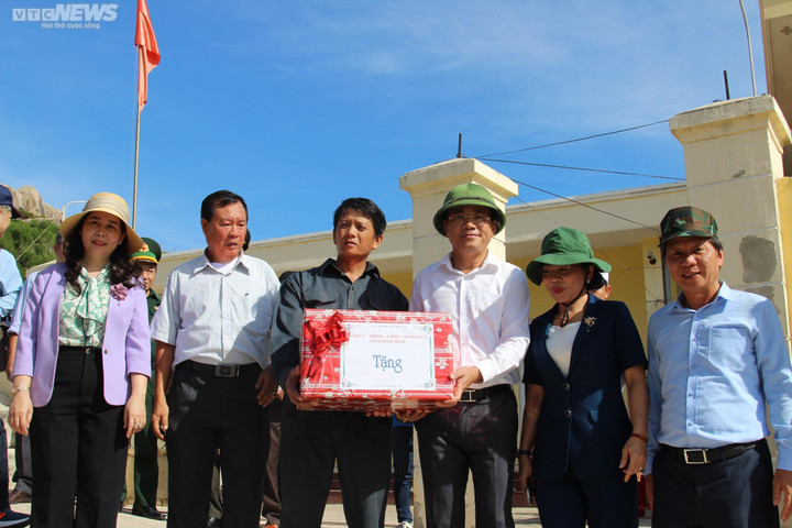 Ông Phạm Anh Tuấn, Chủ tịch UBND tỉnh Bình Định cùng các nhà hảo tâm hỗ trợ người dân xã đảo nghèo Nhơn Châu, TP. Quy Nhơn, Bình Định.