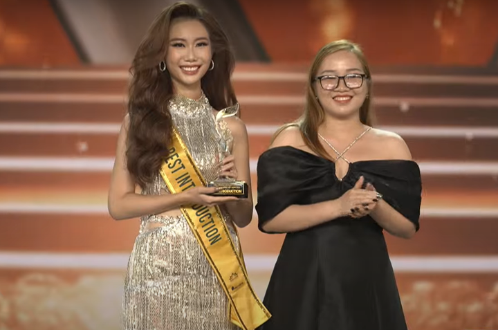 Người đẹp Nguyễn Vĩnh Hà Phương nhận giải thưởng.