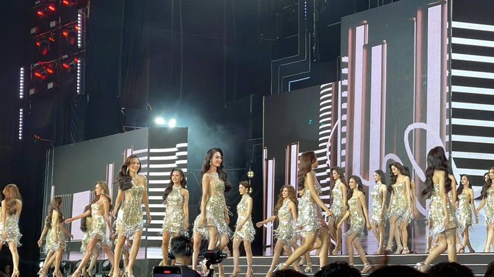 Top 44 mở màn với tiết mục đồng diễn cùng Hoa hậu Thiên Ân