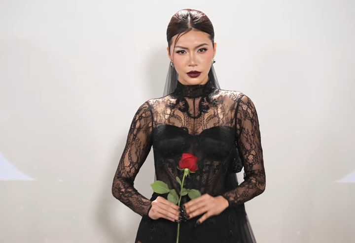 Minh Tú với tạo hình "cô dâu đen" trên thảm đỏ.