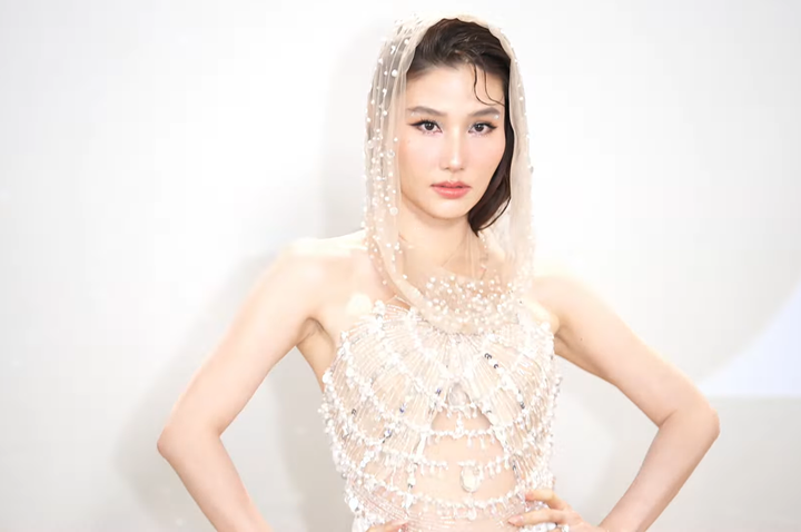 Diễn viên Diễm My đầy thần thái và cuốn hút với chiếc đầm dạ hội đính kết cầu kỳ. Nhan sắc và vóc dáng của cô nàng không thua kém bất cứ Hoa hậu, Á hậu nào trên thảm đỏ.