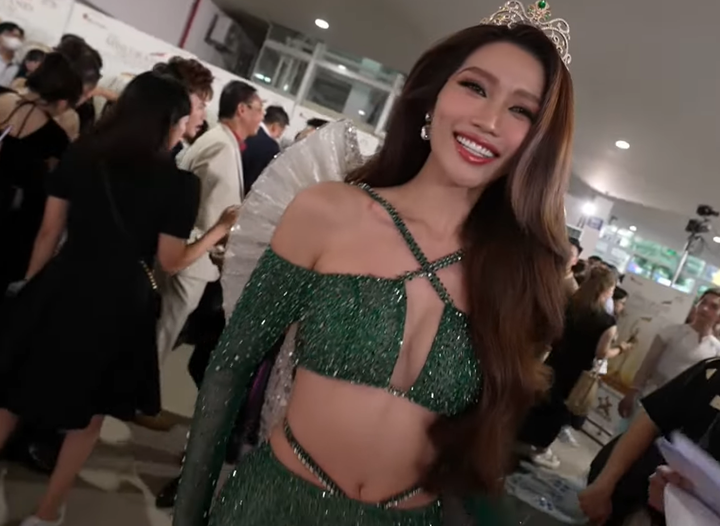 Á hậu Chế Nguyễn Quỳnh Châu diện bộ đầm cắt xẻ "bạo tay", khoe trọn hình thể gợi cảm.