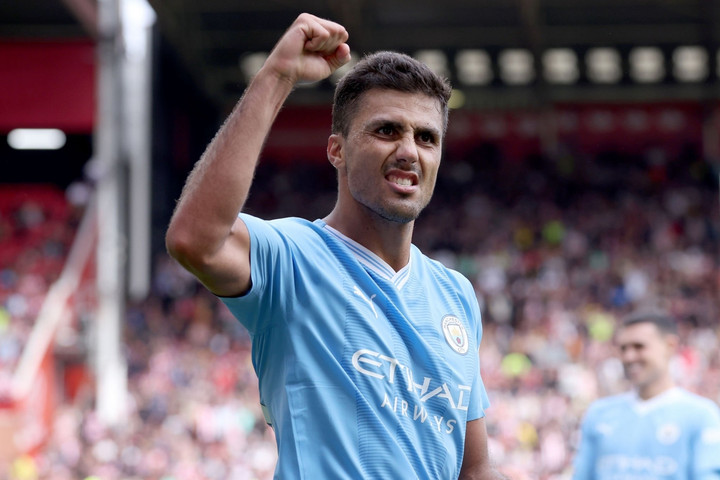 Rodri đưa Man City vượt lên.