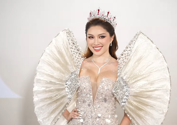 MC Thanh Thanh Huyền hiếm hoi đội vương miện Miss Charm Vietnam tham dự sự kiện.
