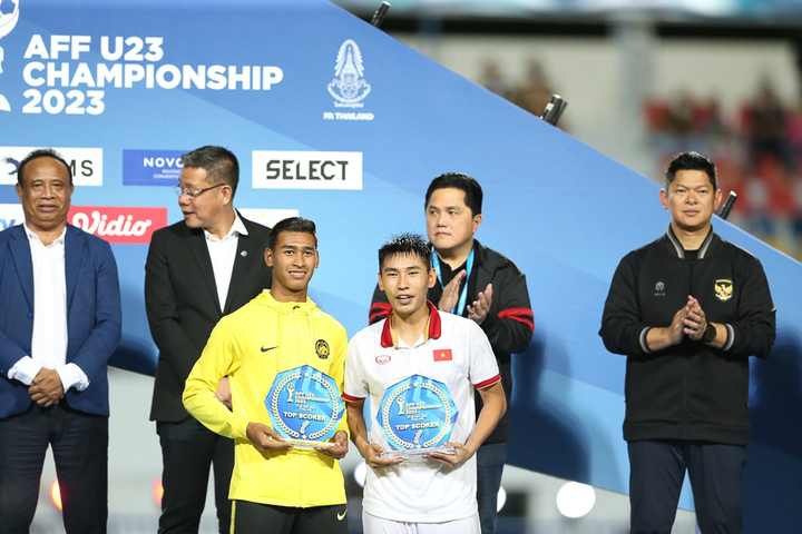 Đinh Xuân Tiến nhận đồng Vua phá lưới với cầu thủ U23 Malaysia.
