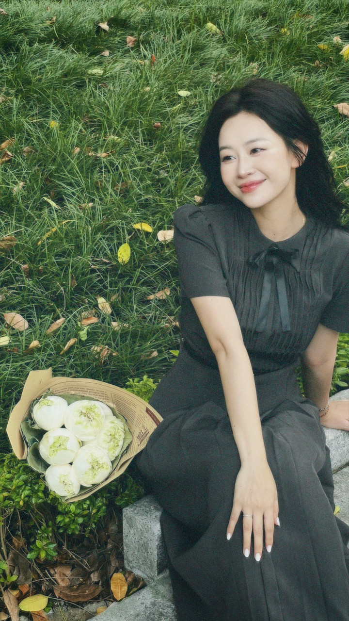 Đây là kiểu tạo dáng khéo léo khi ngồi chụp bên vỉa hè.