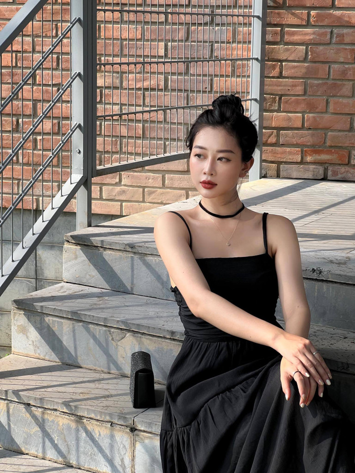 Cô chỉ ngồi cầu thang thôi cũng rất cuốn hút.