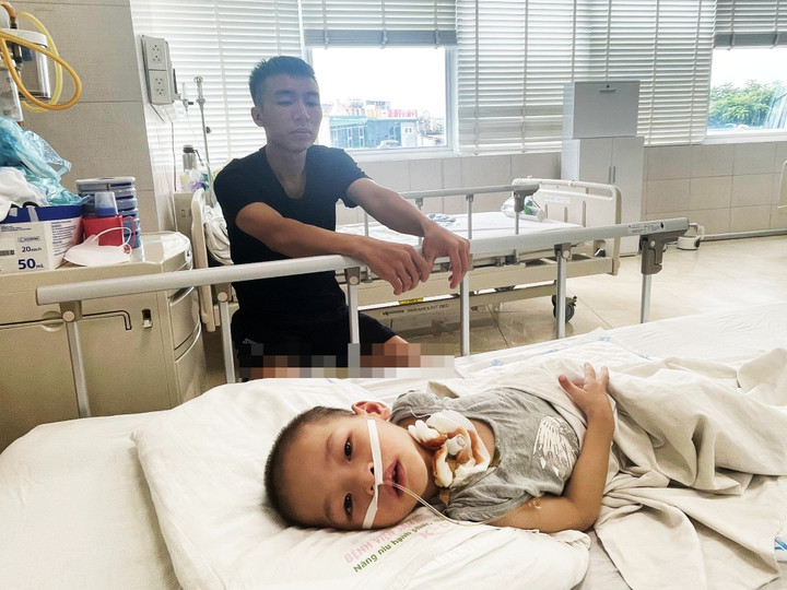 Anh Hiếu túc trực bên giường bệnh của con trai.