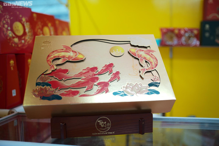 Một hộp bánh Trung thu sang trọng, đắt đỏ.