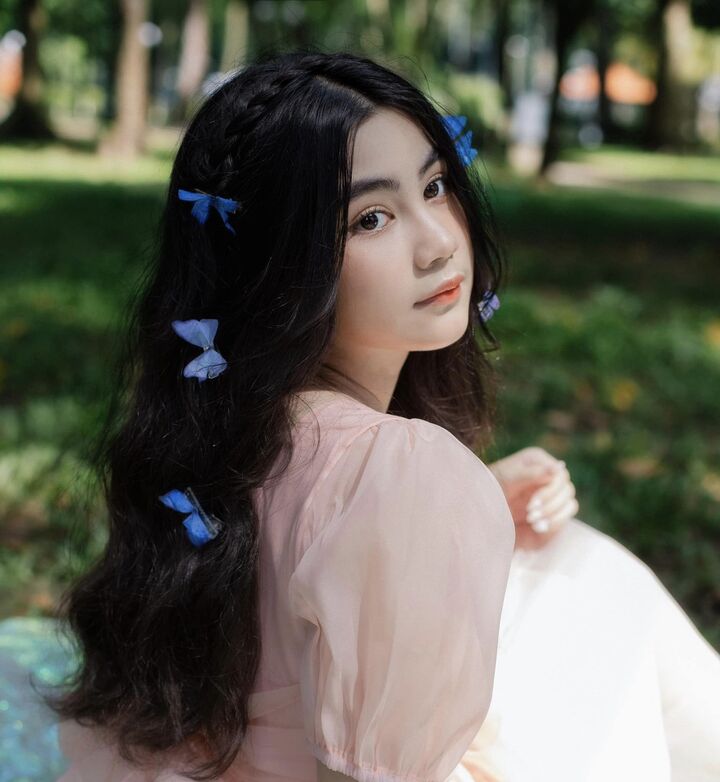 Không chỉ xinh đẹp, Thảo Ngọc còn biết chơi đàn, vẽ tranh và sống rất tình cảm.