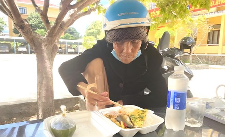 Công an huyện Phú Lộc mua đồ ăn, nước uống cho cụ H. và mua vé xe để đưa cụ về Lâm Đồng. (Ảnh: CACC)