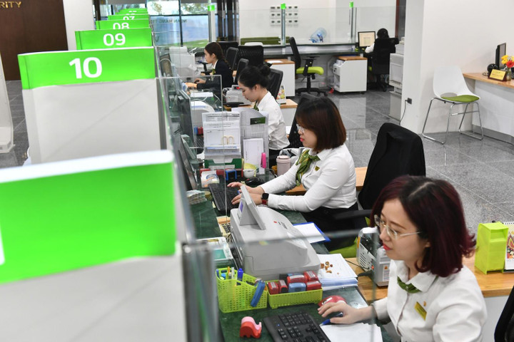 Tài chính, ngân hàng và bảo hiểm là lĩnh vực có số doanh nghiệp quay trở lại hoạt động tăng. (Ảnh: Hoàng Hà)