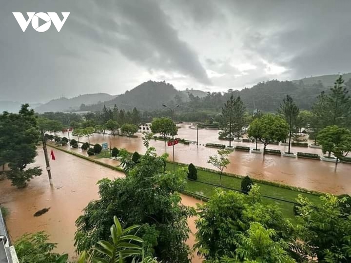 Mưa lớn gây ngập úng trên Quốc lộ 6B, khu vực đầu thị trấn Quỳnh Nhai.