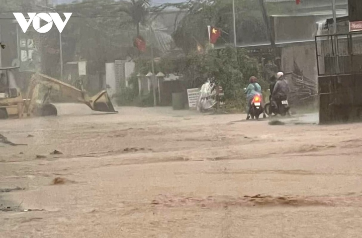Các địa phương đang khẩn trương huy động nhân lực, thiết bị khắc phục ảnh hưởng do thiên tai.
