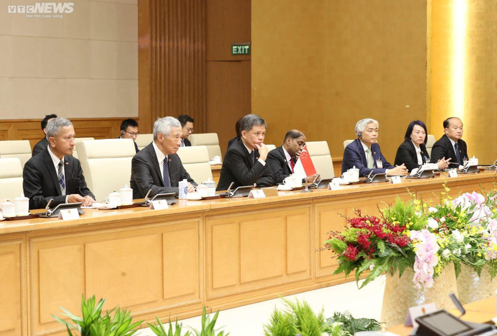 Thủ tướng Singapore và đoàn đại biểu trong cuộc hội đàm.
