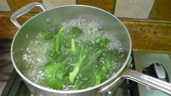 Nước thật sôi rồi mới thả rau vào luộc